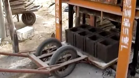 Small Concrete Hollow Cement Brick Making Machinery / Block Making Machine (QTJ4